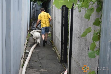 Пожарные спасли частный двухэтажный дом на Святослава Рихтера от уничтожения огнем (фото)