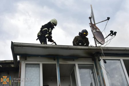 Пожарные спасли частный двухэтажный дом на Святослава Рихтера от уничтожения огнем (фото)