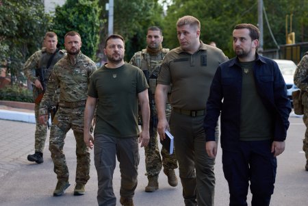 Владимир Зеленский посетил одесскую многоэтажку, в которую попала вражеская ракета, и пообещал ее восстановить (фото)