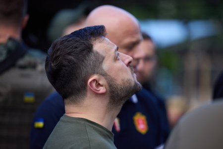 Владимир Зеленский посетил одесскую многоэтажку, в которую попала вражеская ракета, и пообещал ее восстановить (фото)