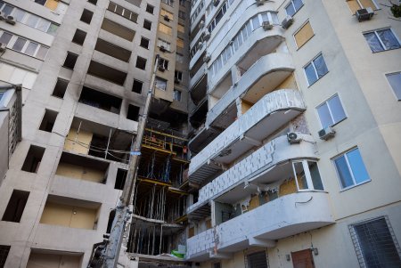 Владимир Зеленский посетил одесскую многоэтажку, в которую попала вражеская ракета, и пообещал ее восстановить (фото)