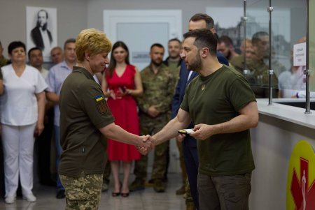 Глава государства провел совещание по ситуации в Одесской области и посетил больницу в Одессе, вручив медикам награды (фото, видео)