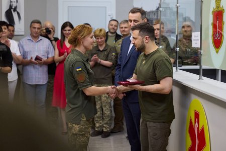 Глава государства провел совещание по ситуации в Одесской области и посетил больницу в Одессе, вручив медикам награды (фото, видео)