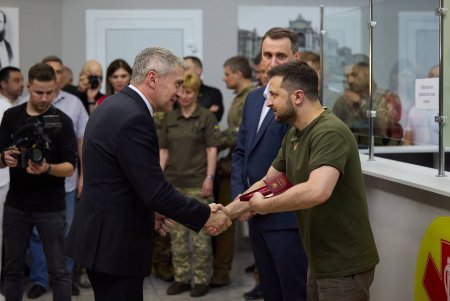 Глава государства провел совещание по ситуации в Одесской области и посетил больницу в Одессе, вручив медикам награды (фото, видео)