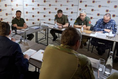 Глава государства провел совещание по ситуации в Одесской области и посетил больницу в Одессе, вручив медикам награды (фото, видео)