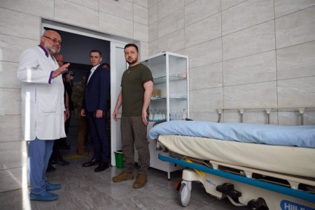 Глава государства провел совещание по ситуации в Одесской области и посетил больницу в Одессе, вручив медикам награды (фото, видео)