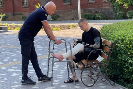 Глава государства провел совещание по ситуации в Одесской области и посетил больницу в Одессе, вручив медикам награды (фото, видео)