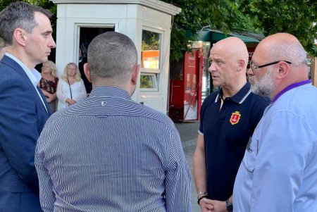 Глава государства провел совещание по ситуации в Одесской области и посетил больницу в Одессе, вручив медикам награды (фото, видео)