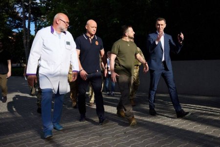 Глава государства провел совещание по ситуации в Одесской области и посетил больницу в Одессе, вручив медикам награды (фото, видео)
