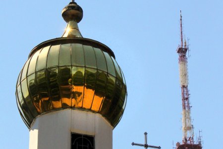В сквере Космонавтов гуляют родители с детьми, на площадке играют в футбол, а возле фонтана горожане отдыхают от летней жары (фоторепортаж) 