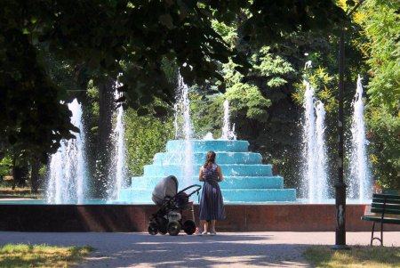 В сквере Космонавтов гуляют родители с детьми, на площадке играют в футбол, а возле фонтана горожане отдыхают от летней жары (фоторепортаж) 