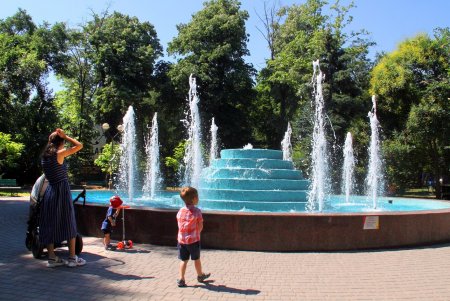 В сквере Космонавтов гуляют родители с детьми, на площадке играют в футбол, а возле фонтана горожане отдыхают от летней жары (фоторепортаж) 