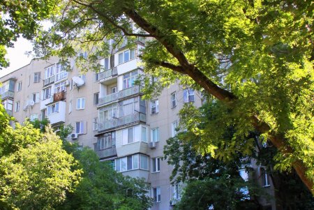 В сквере Космонавтов гуляют родители с детьми, на площадке играют в футбол, а возле фонтана горожане отдыхают от летней жары (фоторепортаж) 