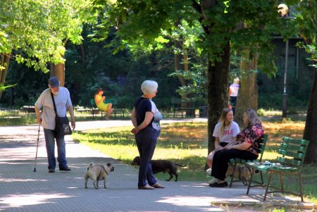 В сквере Космонавтов гуляют родители с детьми, на площадке играют в футбол, а возле фонтана горожане отдыхают от летней жары (фоторепортаж) 