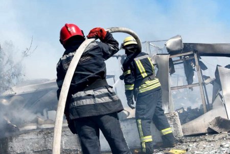 Пожар, возникший после попадания российской ракеты, полностью ликвидирован всего за час (фото) 