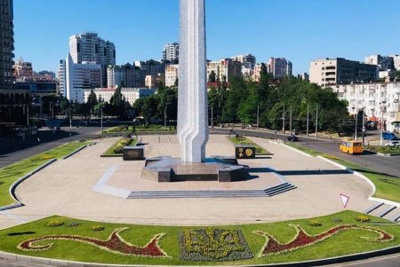 Площадь 10 Апреля украсили летними цветами (фото)