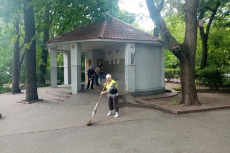 В Приморском районе коммунальщики помыли памятники и убрали бюветные комплексы (фото) 