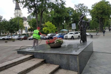 В Приморском районе коммунальщики помыли памятники и убрали бюветные комплексы (фото) 