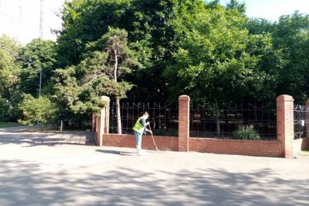 В Приморском районе коммунальщики помыли памятники и убрали бюветные комплексы (фото) 