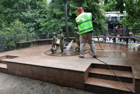 В Приморском районе коммунальщики помыли памятники и убрали бюветные комплексы (фото) 