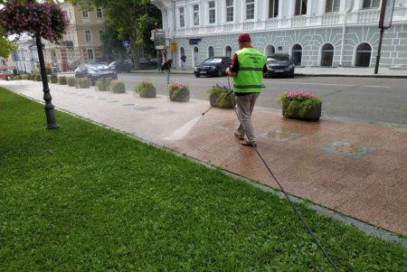 В Приморском районе коммунальщики помыли памятники и убрали бюветные комплексы (фото) 