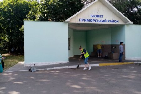 В Приморском районе коммунальщики помыли памятники и убрали бюветные комплексы (фото) 