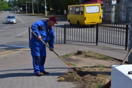 Коммунальщики убрали зеленую зону на 8-й станции Большого Фонтана, которую местные жители превратили в свалку (фото) 