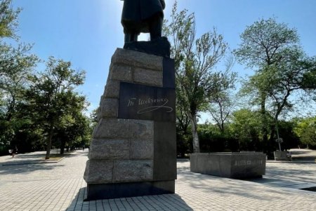День Конституции Украины: в Одессе возложили цветы к памятнику Тарасу Шевченко (фото) 