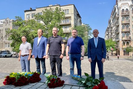 День Конституции Украины: в Одессе возложили цветы к памятнику Тарасу Шевченко (фото) 