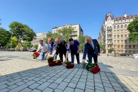 День Конституции Украины: в Одессе возложили цветы к памятнику Тарасу Шевченко (фото) 