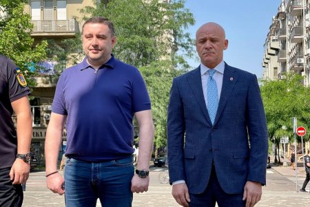 День Конституции Украины: в Одессе возложили цветы к памятнику Тарасу Шевченко (фото) 