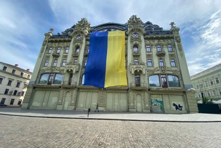 Одесскую гостиницу на Дерибасовской накрыли украинским флагом (фото)