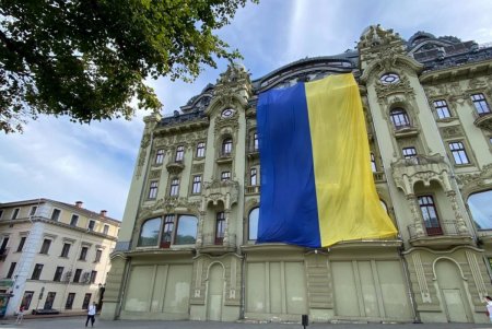 Одесскую гостиницу на Дерибасовской накрыли украинским флагом (фото)