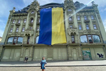 Одесскую гостиницу на Дерибасовской накрыли украинским флагом (фото)