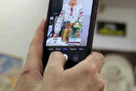 Портреты, одесские степи, цветы, животные и птицы: в Одессе открылась благотворительная выставка картин Аллы Крикун «TERRA MAJORIS/Земля предков» (фоторепортаж)