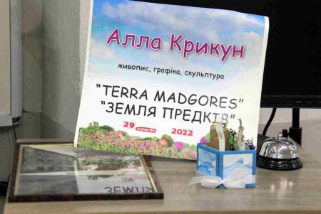 Портреты, одесские степи, цветы, животные и птицы: в Одессе открылась благотворительная выставка картин Аллы Крикун «TERRA MAJORIS/Земля предков» (фоторепортаж)