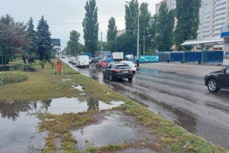 В Одессе коммунальщики ликвидируют последствия сильного дождя (фото)  
