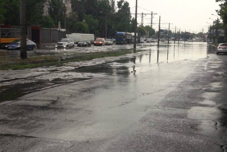 В Одессе коммунальщики ликвидируют последствия сильного дождя (фото)  