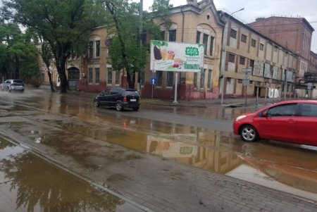 В Одессе коммунальщики ликвидируют последствия сильного дождя (фото)  
