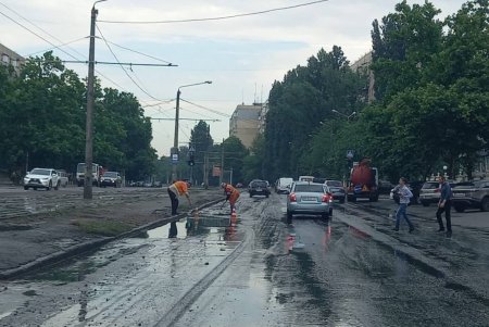 В Одессе коммунальщики ликвидируют последствия сильного дождя (фото)  