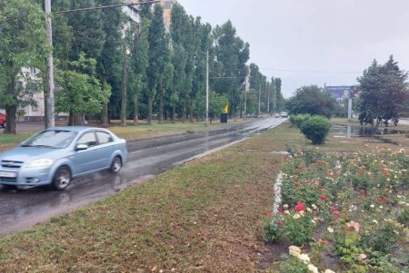 В Одессе коммунальщики ликвидируют последствия сильного дождя (фото)  
