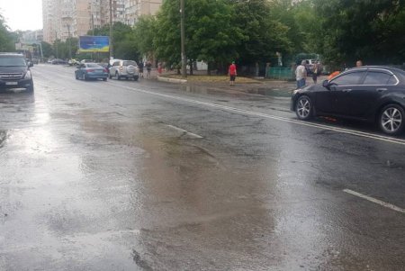 В Одессе коммунальщики ликвидируют последствия сильного дождя (фото)  
