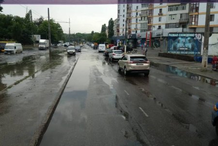 В Одессе коммунальщики ликвидируют последствия сильного дождя (фото)  