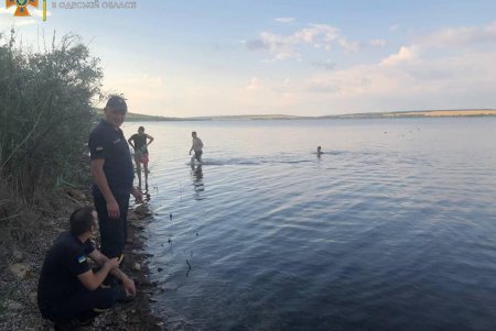 В Раздельнянском районе в ставке утонул 19-летний юноша, а на Тилигульском лимане подобную трагедию спасателям удалось предотвратить  (фото)