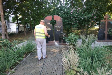 Коммунальщики убрали территории, помыли памятники и бюветные комплексы в Киевском и Суворовском районах (фото)