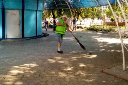 Коммунальщики убрали территории, помыли памятники и бюветные комплексы в Киевском и Суворовском районах (фото)