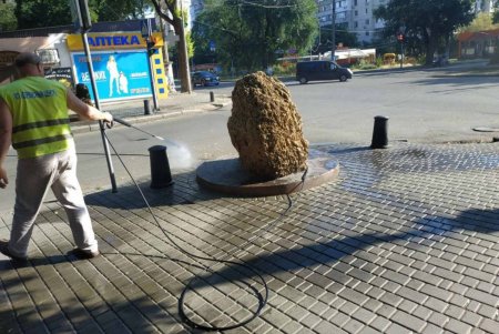 Коммунальщики убрали территории, помыли памятники и бюветные комплексы в Киевском и Суворовском районах (фото)