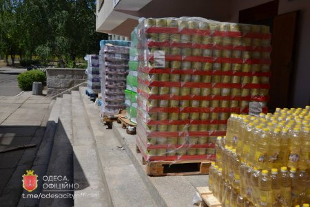 Одесский горсовет передал гуманитарную помощь жителям Сергеевки, которые пострадали от ракетных ударов (фото)