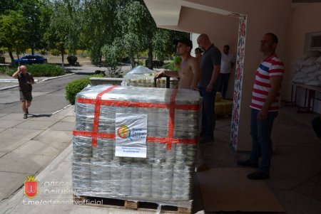Одесский горсовет передал гуманитарную помощь жителям Сергеевки, которые пострадали от ракетных ударов (фото)