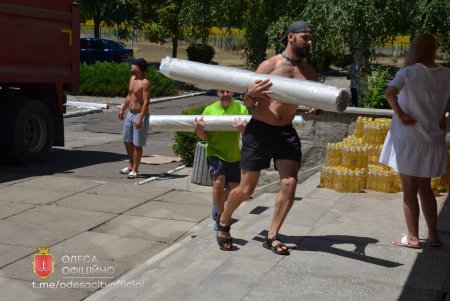 Одесский горсовет передал гуманитарную помощь жителям Сергеевки, которые пострадали от ракетных ударов (фото)